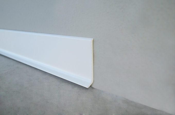 Plinta alba din aluminiu pentru perete BA600AM11