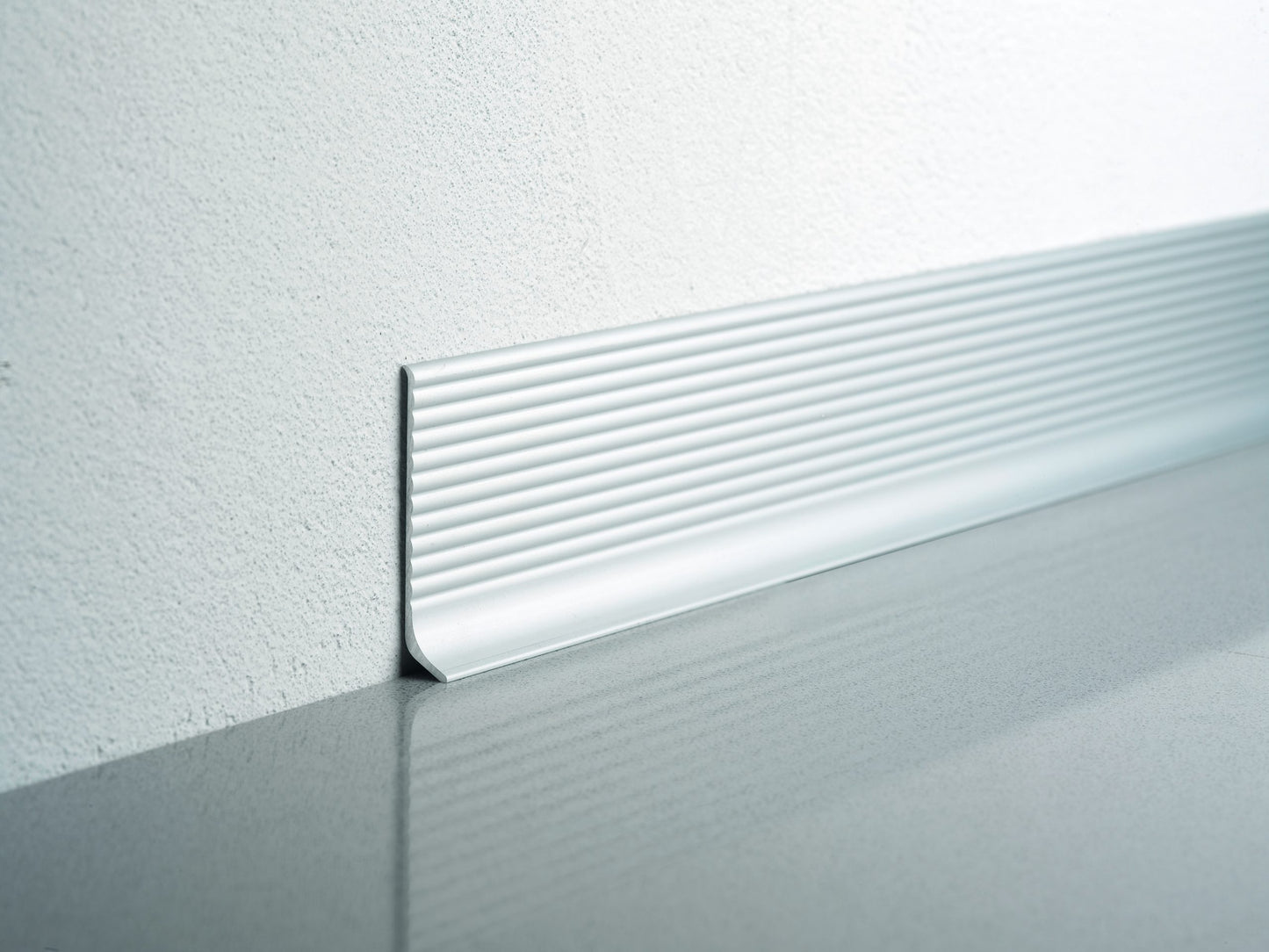 Plinta-aluminiu-cu-striatii-Profilitec-BAR600ASN