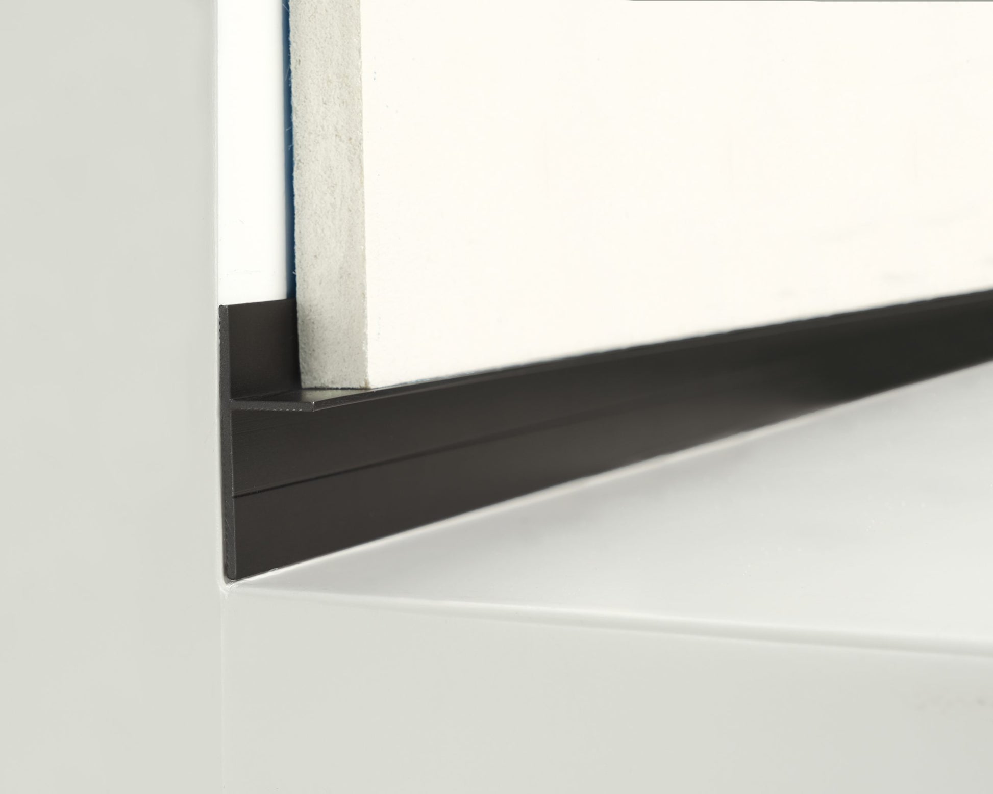 Plinta-aluminiu-retrasa-neagra-tip-shadow-gap-PS130A54