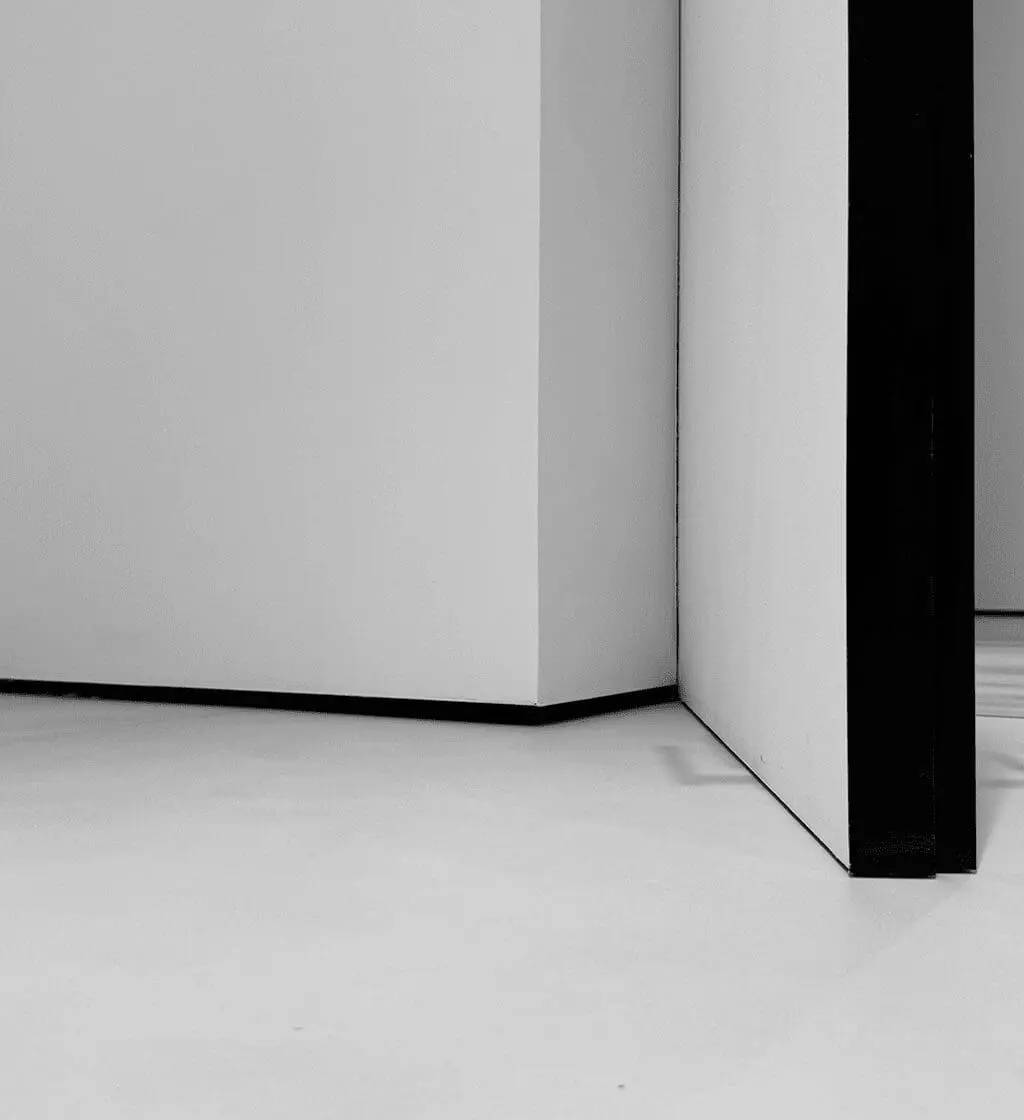 Plintă Shadow Gap retrasă neagră pentru led